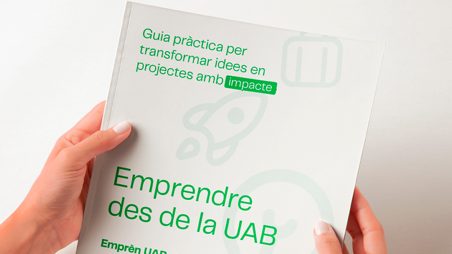 Fotografia d'un estudiant llegint la Guia d'emprenedoria d ela UAB