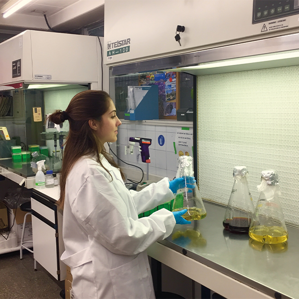 Investigadora en un laboratorio